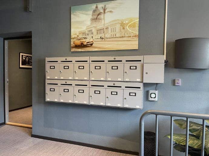 Postkasser på vegg HomeSolution Robust fra Stansefabrikken, et bilde over anlegget og en lampe